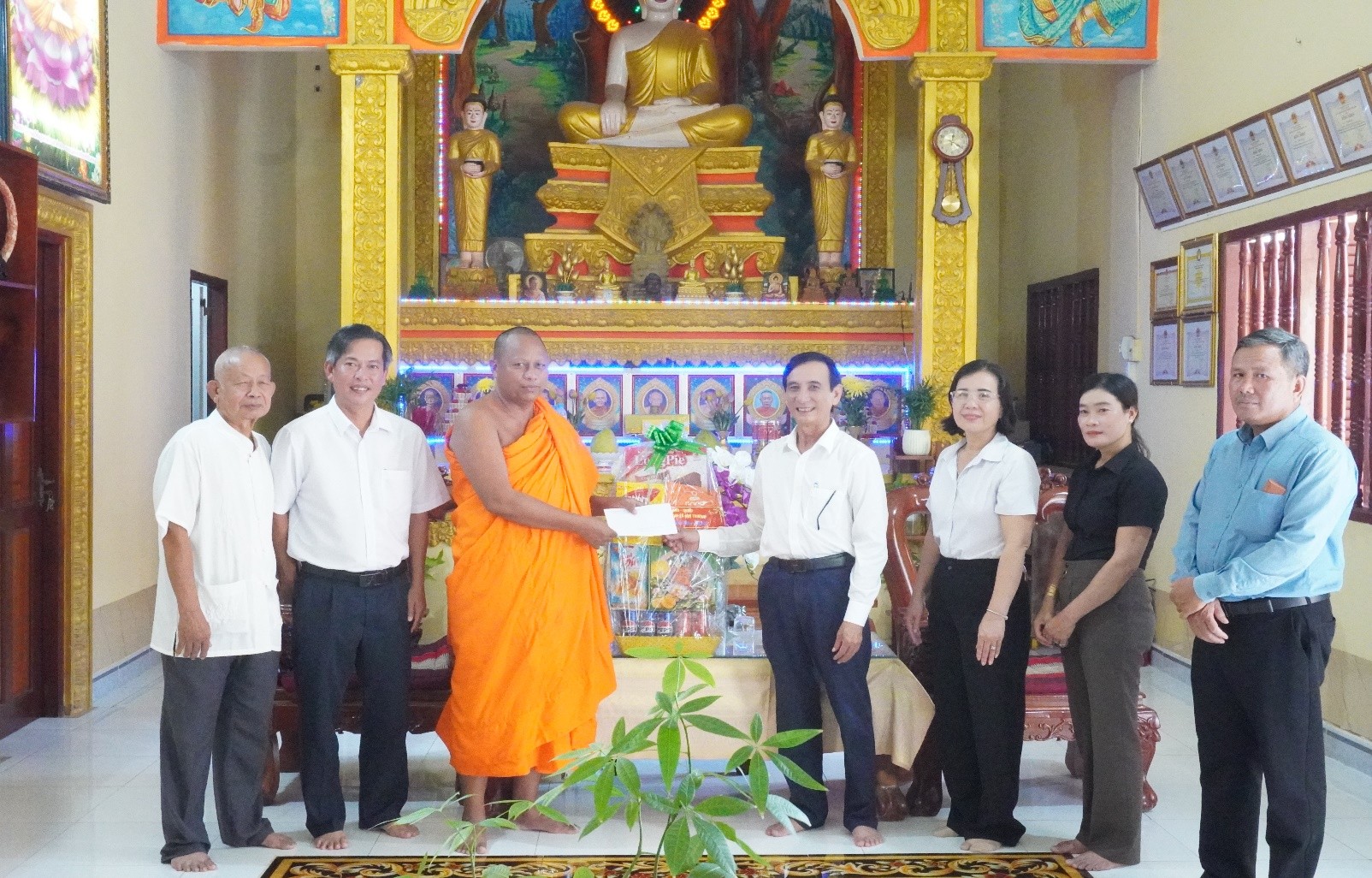Đảng ủy-HĐND-UBND-UBMTTQVN xã Nhị Trường thăm, tặng quà nhân dịp lễ Sêne Đôlta năm 2026
