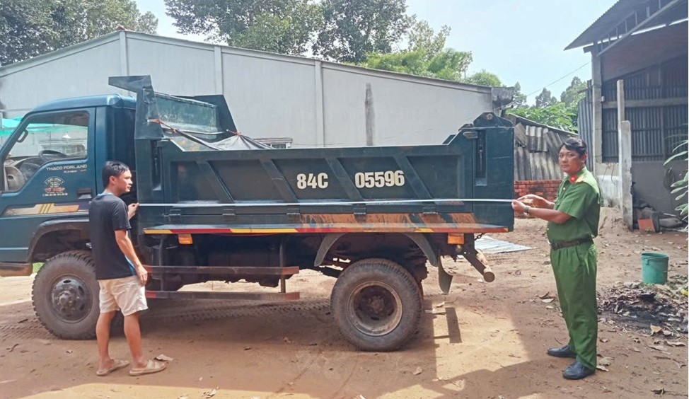 Công an xã Nhị Trường thực hiện tổng rà soát phương tiện vận tải
 trên địa bàn xã 
