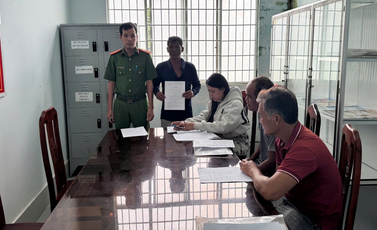 Công an xã Nhị Trường tổ chức trao Quyết định rút ngắn thời gian thử thách của Tòa án đối với người đang chấp hành án treo