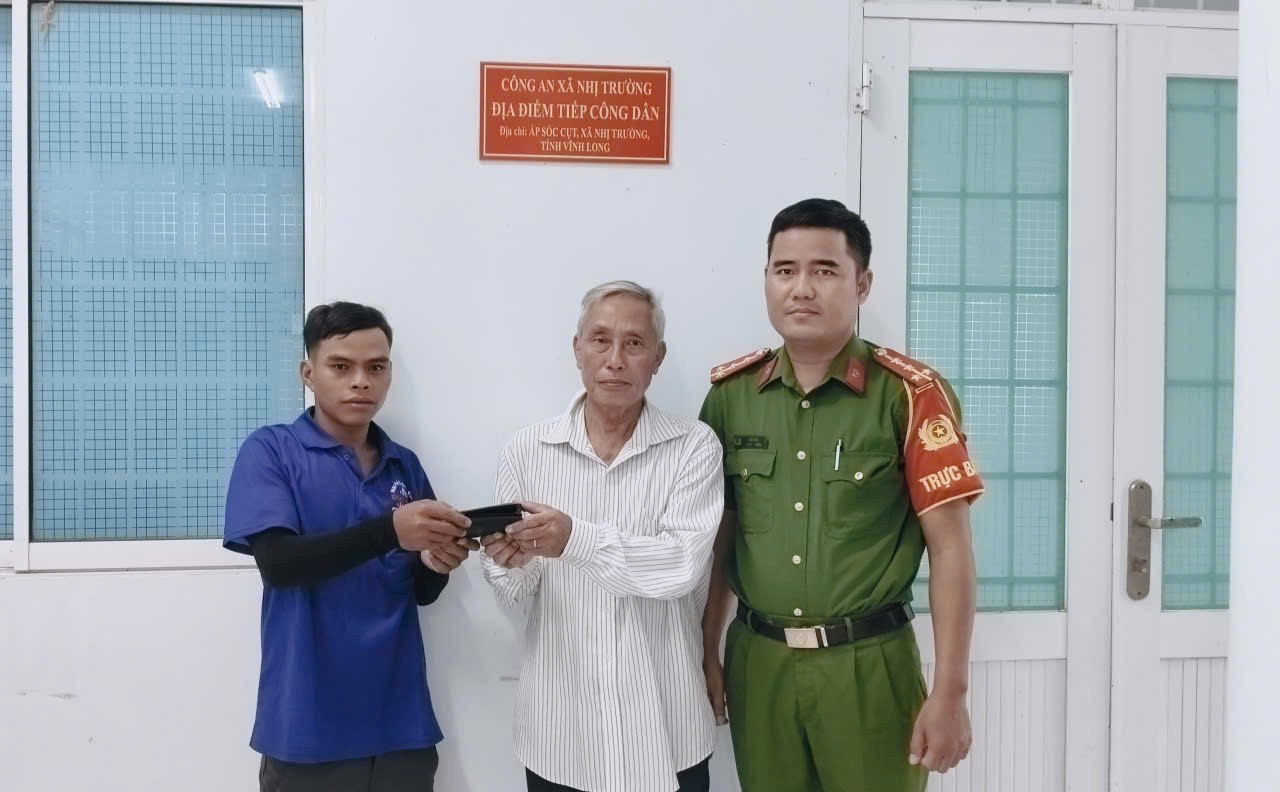 Công an xã Nhị Trường trao khen người tốt, việc tốt
