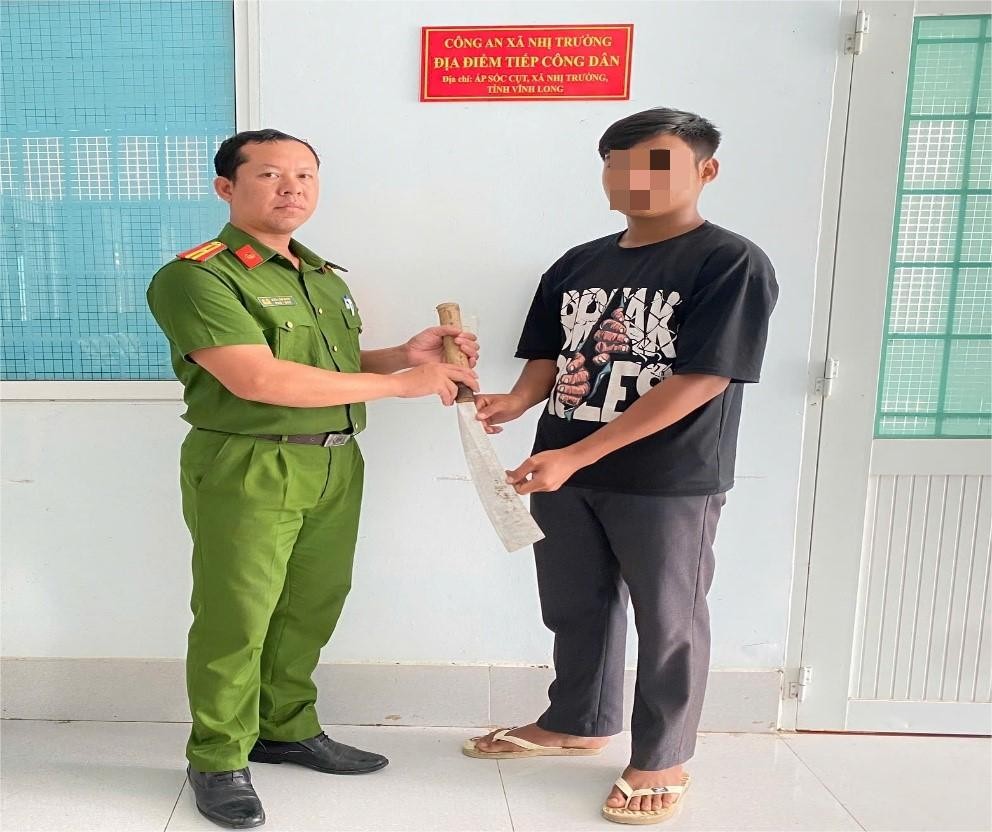 Công an xã Nhị Trường tiếp nhận vũ khí thô sơ do người dân tự nguyện giao nộp