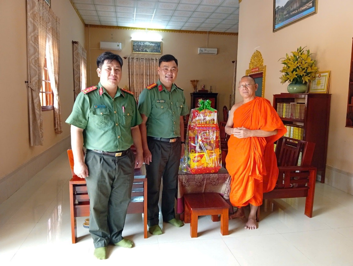 Công an xã Nhị Trường thăm, tặng quà các chùa Khmer và người có uy tín
 nhân dịp lễ Sêne Đôlta năm 2026
