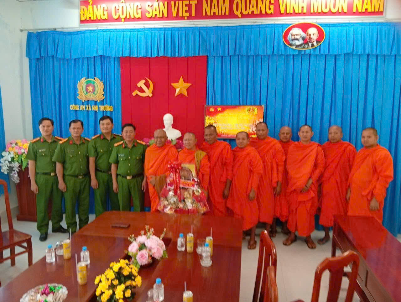 Đại diện sư sãi và Ban quản trị các chùa Khmer đến chúc Tết Công an xã Nhị Trường