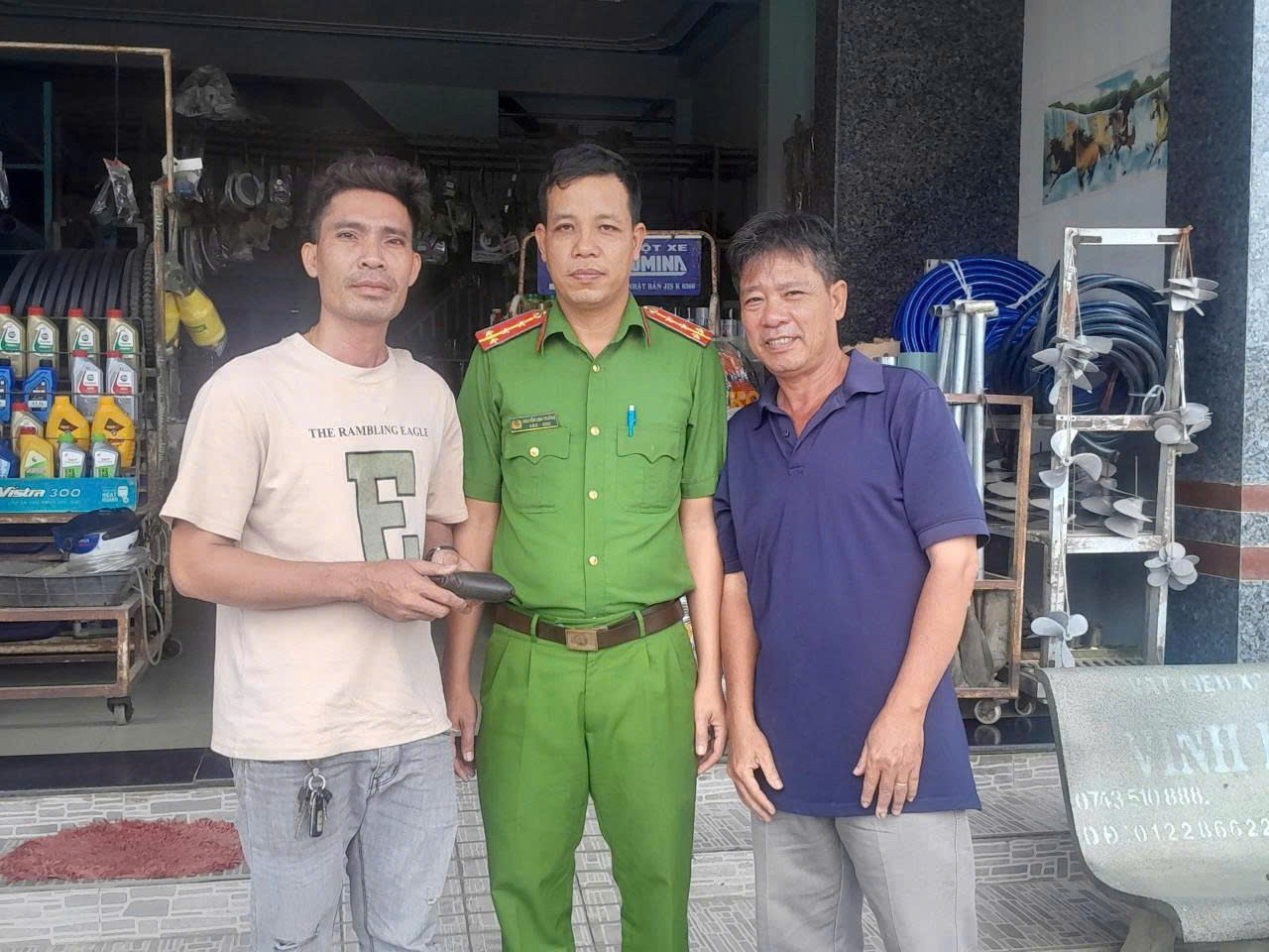 Nhặt được của rơi, trả lại người đánh rơi hành động nhỏ mang ý nghĩa cao đẹp