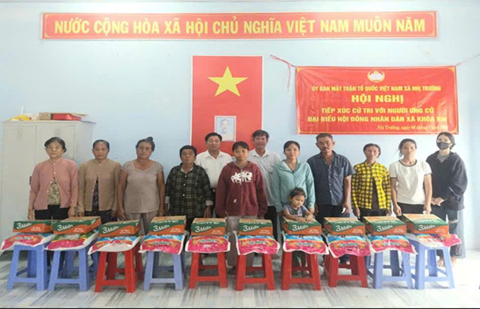 Công an xã Nhị Trường tổ chức trao quà tặng hộ nghèo, hộ gia đình có hoàn cảnh khó khăn