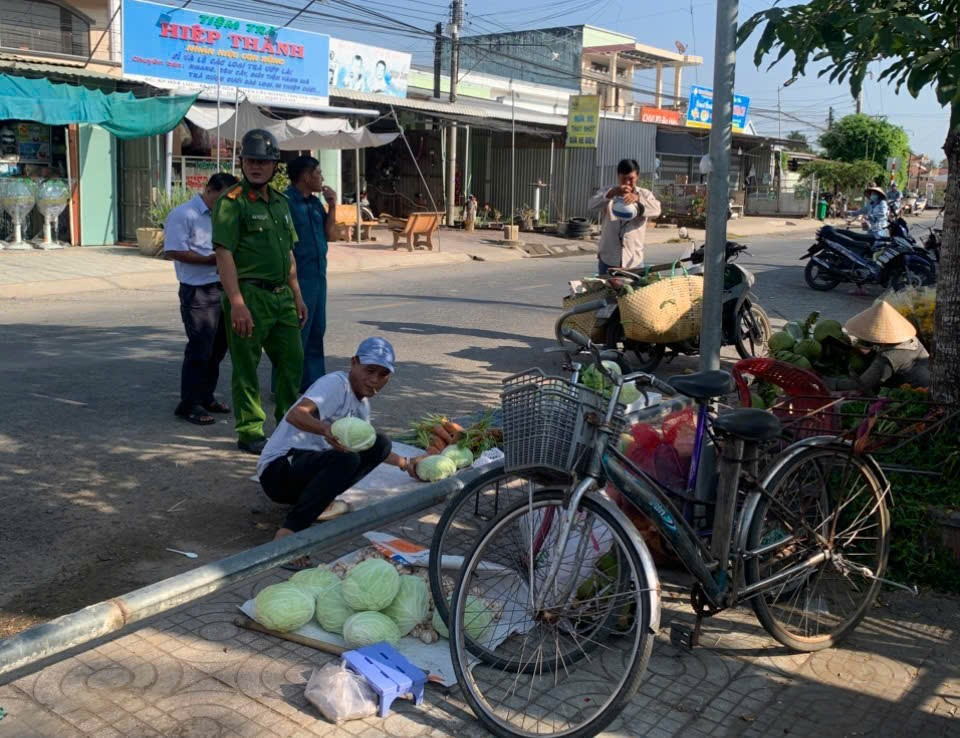 Công an xã Nhị Trường phối hợp kiểm tra, giải tỏa lấn chiếm lòng lề đường, hành lang an toàn giao thông