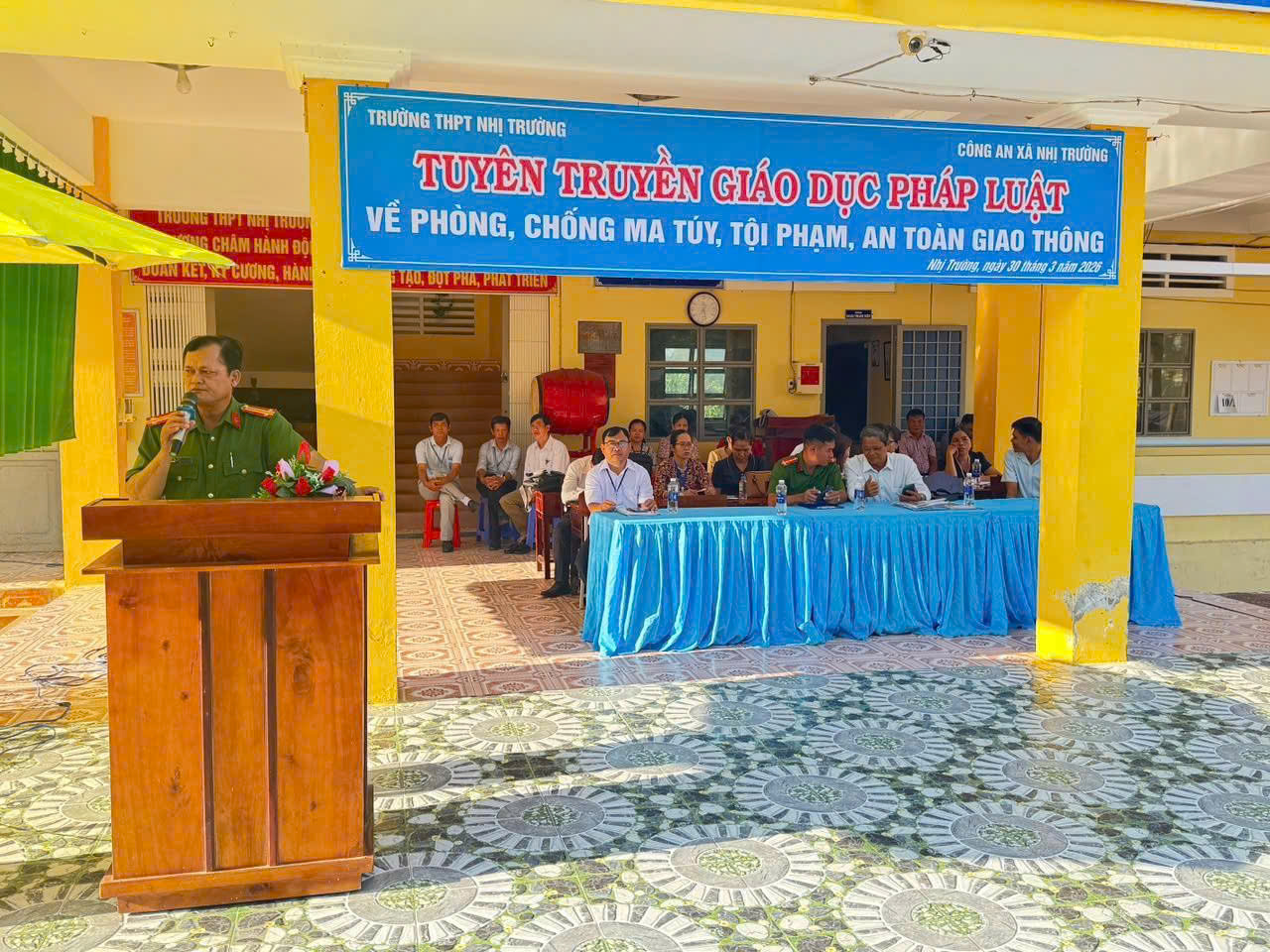 Công an xã Nhị Trường tuyên truyền pháp luật về phòng, chống ma túy và an toàn giao thông tại Trường THPT Nhị Trường