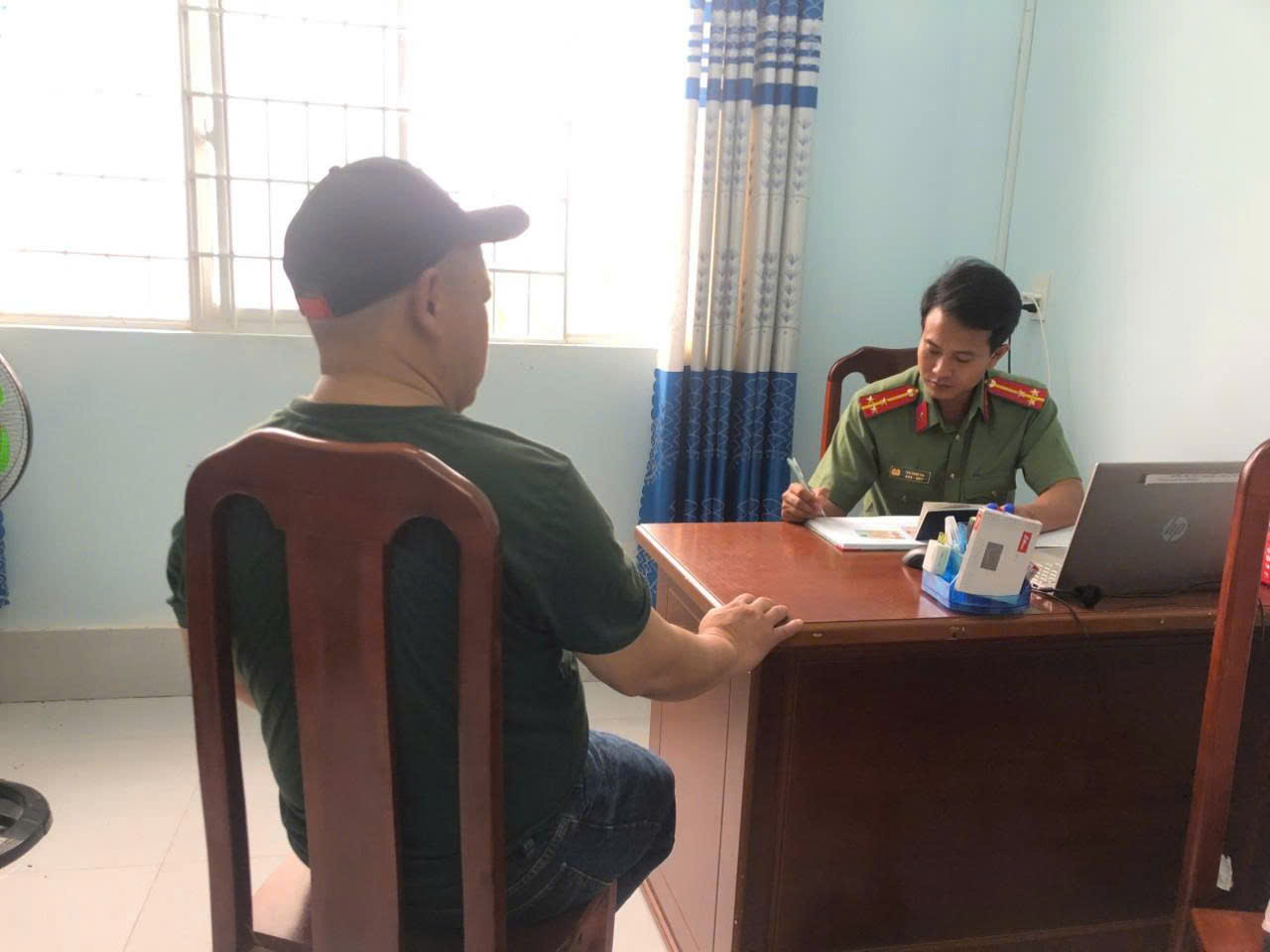Công an xã Nhị Trường tăng cường tuyên truyền, hướng dẫn khai báo tạm trú cho người nước ngoài