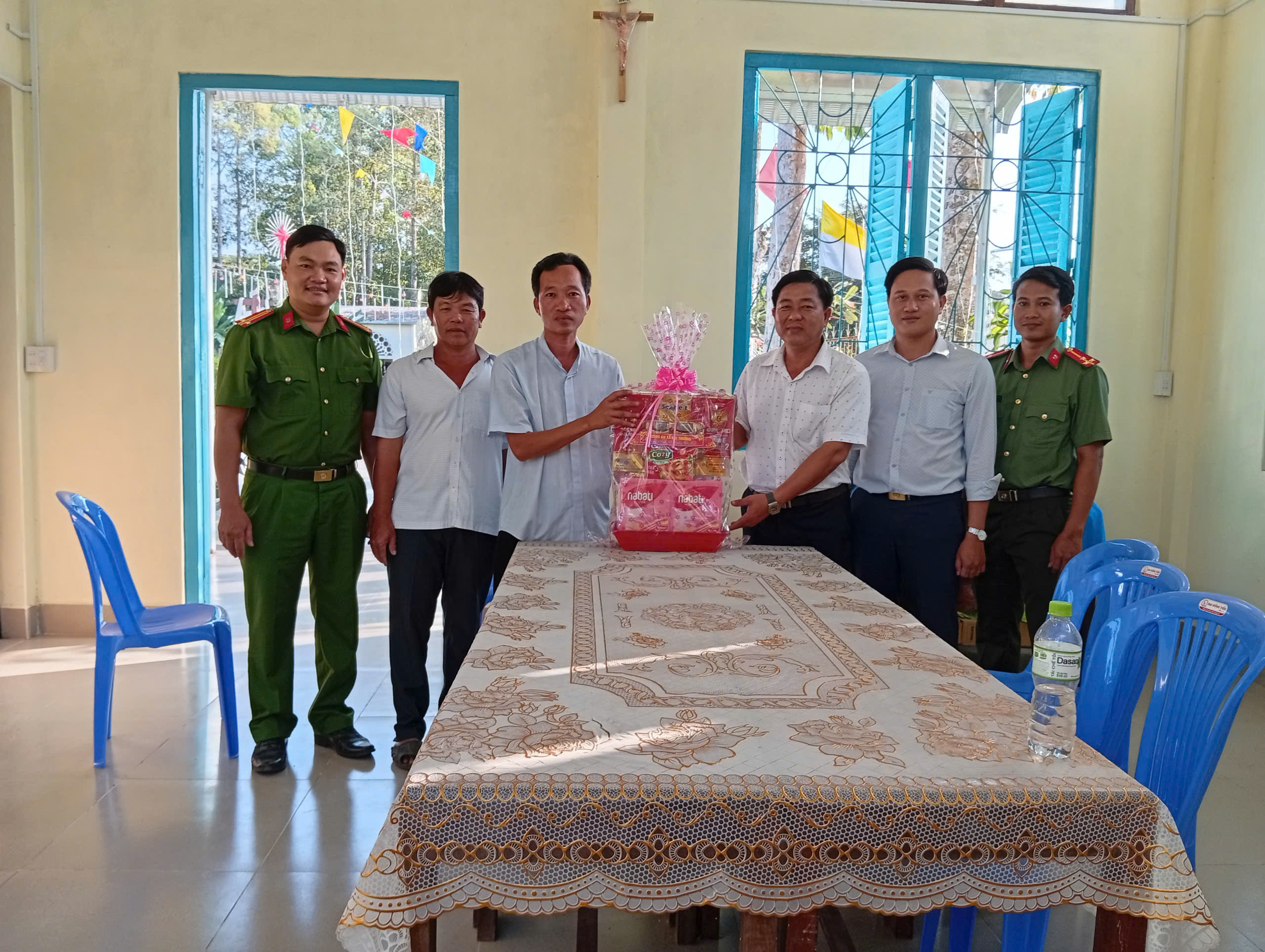 Công an xã Nhị Trường chúc mừng Lễ Giáng sinh tại nhà thờ Chông Văn