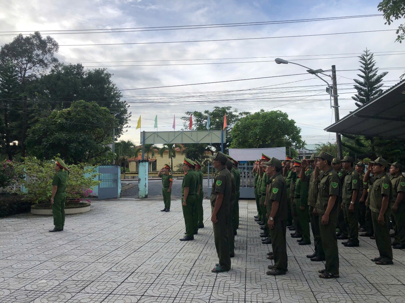 Công an xã Nhị Trường tổ chức Lễ Chào cờ Tổ quốc tháng 11 và trao khen thưởng đợt cao điểm bảo đảm ANTT phục vụ Đại hội Đảng các cấp