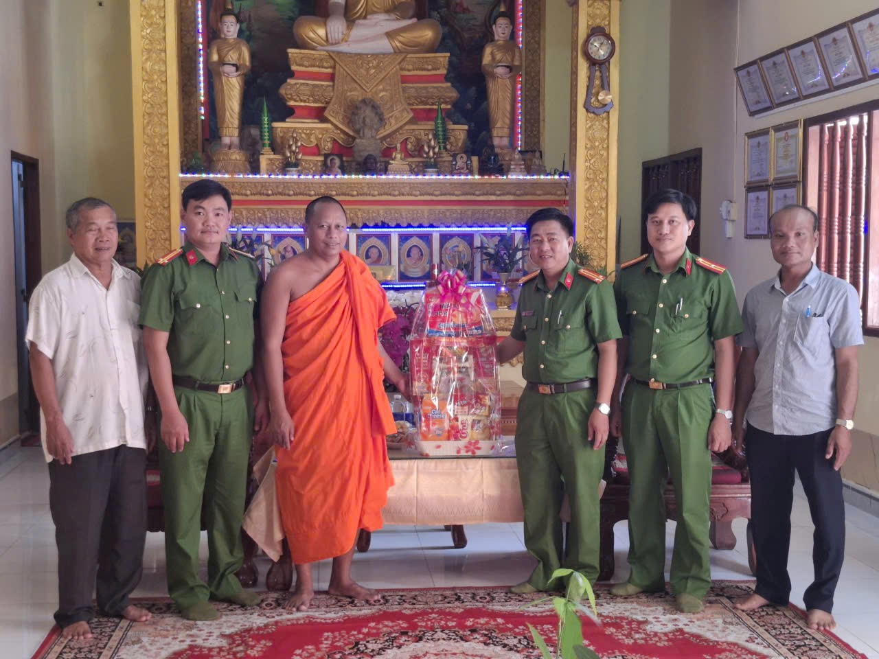 Công an xã Nhị Trường thăm, tặng quà các chùa Khmer và người có uy tín trên địa bàn nhân dịp lễ Sêne Đôlta năm 2025