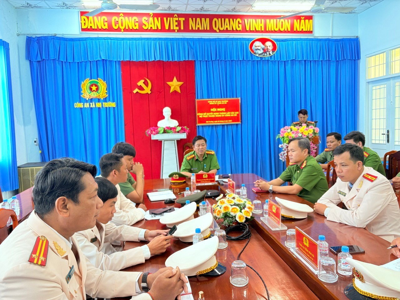 Đảng ủy Công an xã Nhị Trường công bố Quyết định thành lập các Chi bộ trực thuộc Đảng bộ Công an xã và chỉ định Bí thư, Phó Bí thư các chi bộ trực thuộc