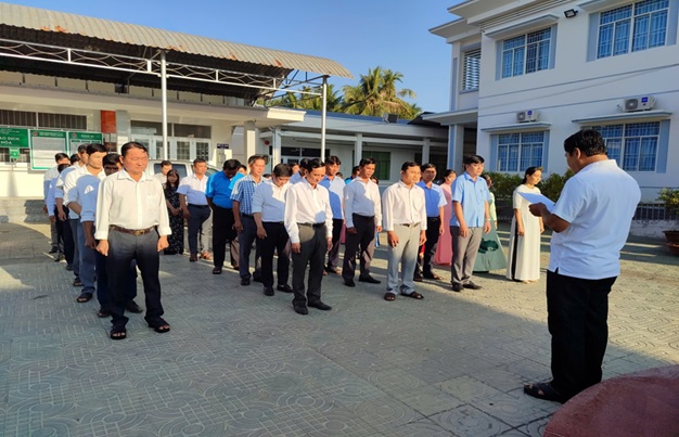 ĐẢNG ỦY XÃ NHỊ TRƯỜNG TỔ CHỨC LỄ CHÀO CỜ ĐẦU TUẦN