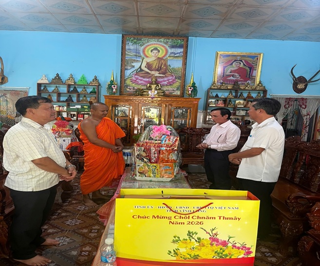 BÍ THƯ ĐẢNG ỦY - CHỦ TỊCH HĐND XÃ THĂM VÀ CHÚC TẾT CHOL CHNAM THMÂY CỦA ĐỒNG BÀO DÂN TỘC KHMER NĂM 2026