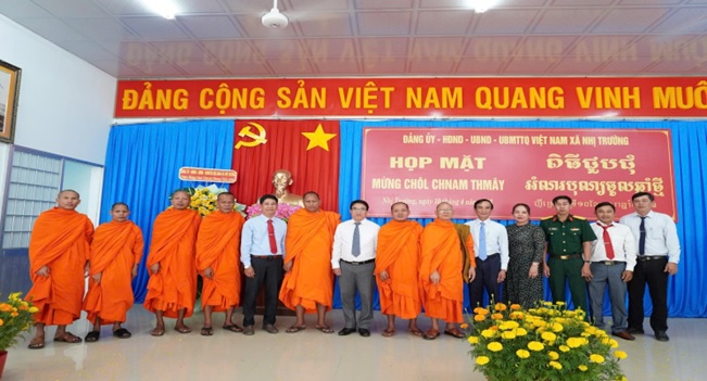 ĐẢNG ỦY, HĐND, UBND, ỦY BAN MTTQ VIỆT NAM XÃ NHỊ TRƯỜNG TỔ CHỨC HỌP MẶT CHÔL CHNAM THMÂY