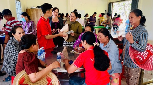 Công an xã Nhị Trường phối hợp tuyên truyền pháp luật, xác thực thông tin thuê bao cho người dân trên địa bàn xã