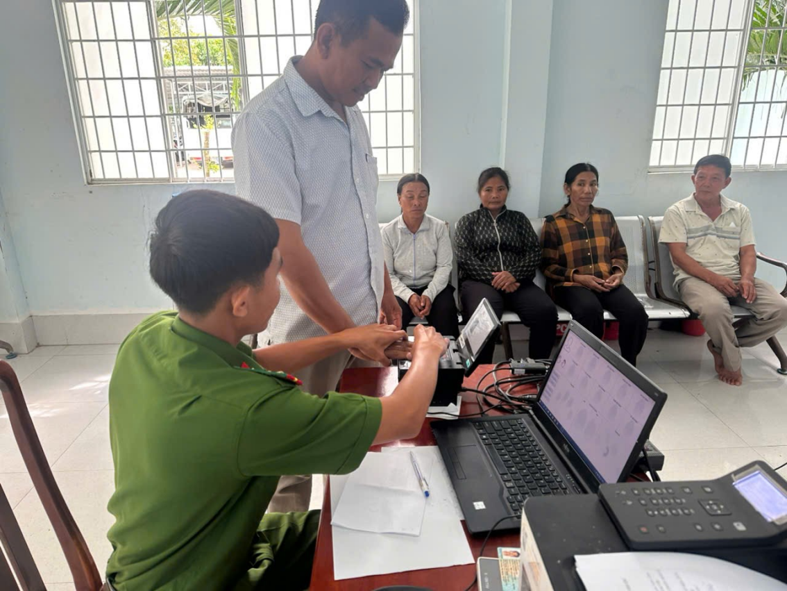 Công an xã Nhị Trường tích cực hỗ trợ người dân đăng ký tài khoản định danh điện tử mức độ 2